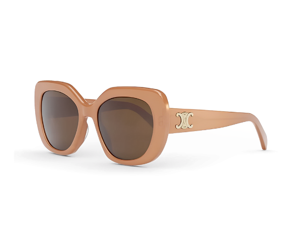 Lunettes de soleil CL40226U de la marque Celine orné du célèbre logo triomphe, monture solaire pour femmes, avec un design cat eye oversize fabriquée en acétate beige disponible dans les boutiques Atelier Lou Paris