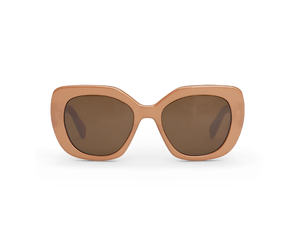Lunettes de soleil CL40226U de la marque Celine orné du célèbre logo triomphe, monture solaire pour femmes, avec un design cat eye oversize fabriquée en acétate beige disponible dans les boutiques Atelier Lou Paris