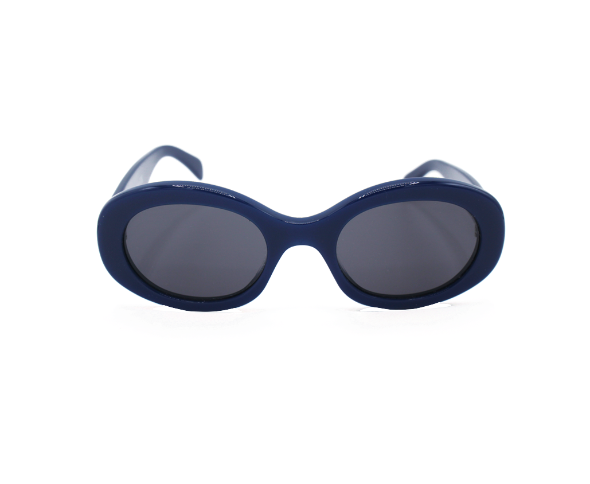 Lunettes de soleil CL40194U de la marque Celine avec le célèbre logo triomphe, modèle pour femmes, avec un design ovale fabriquée en acétate bleu disponible dans les boutiques Atelier Lou Paris 