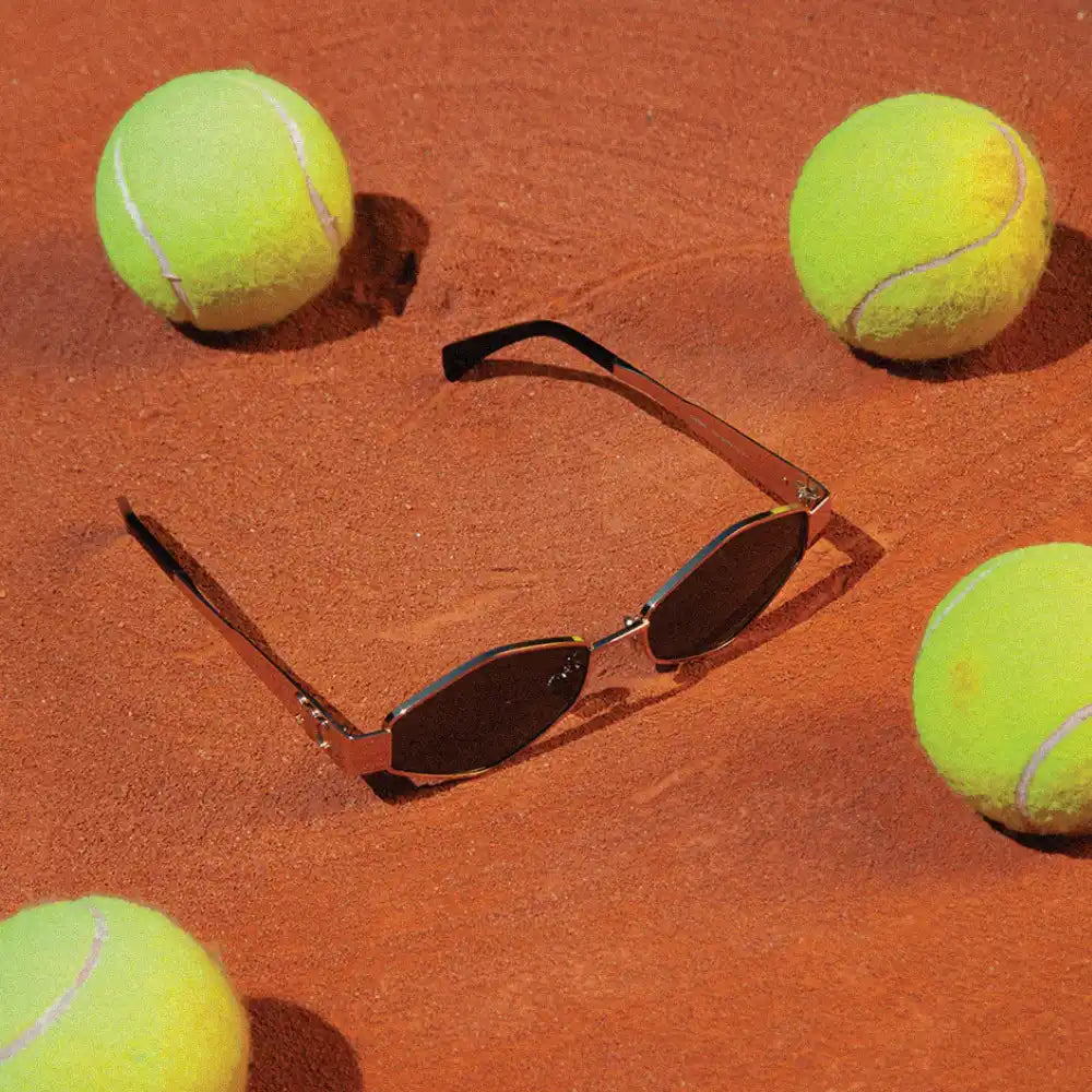 Lunettes de soleil à cadre en argent avec des verres sombres.