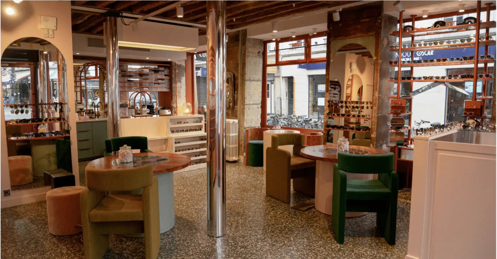 Un magasin d'optique moderne avec différents styles de lunettes et des zones de sièges.